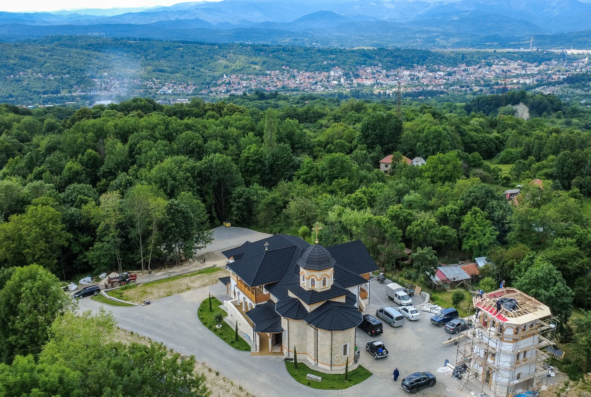 Schitul si orasul Campulung vazute de sus