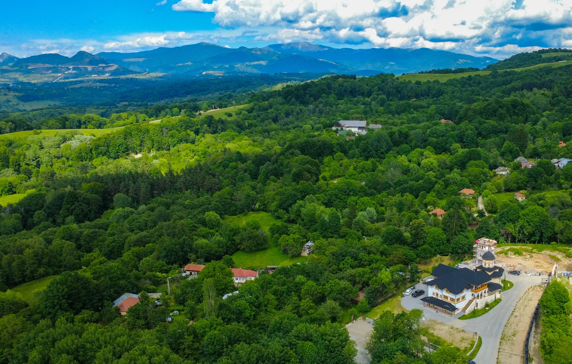 Vedere aeriana cu dealurile verzi ale Muscelului
