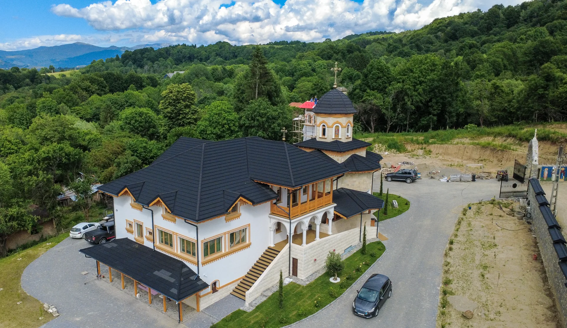 Cladirea principala a schitului cu balcon de lemn