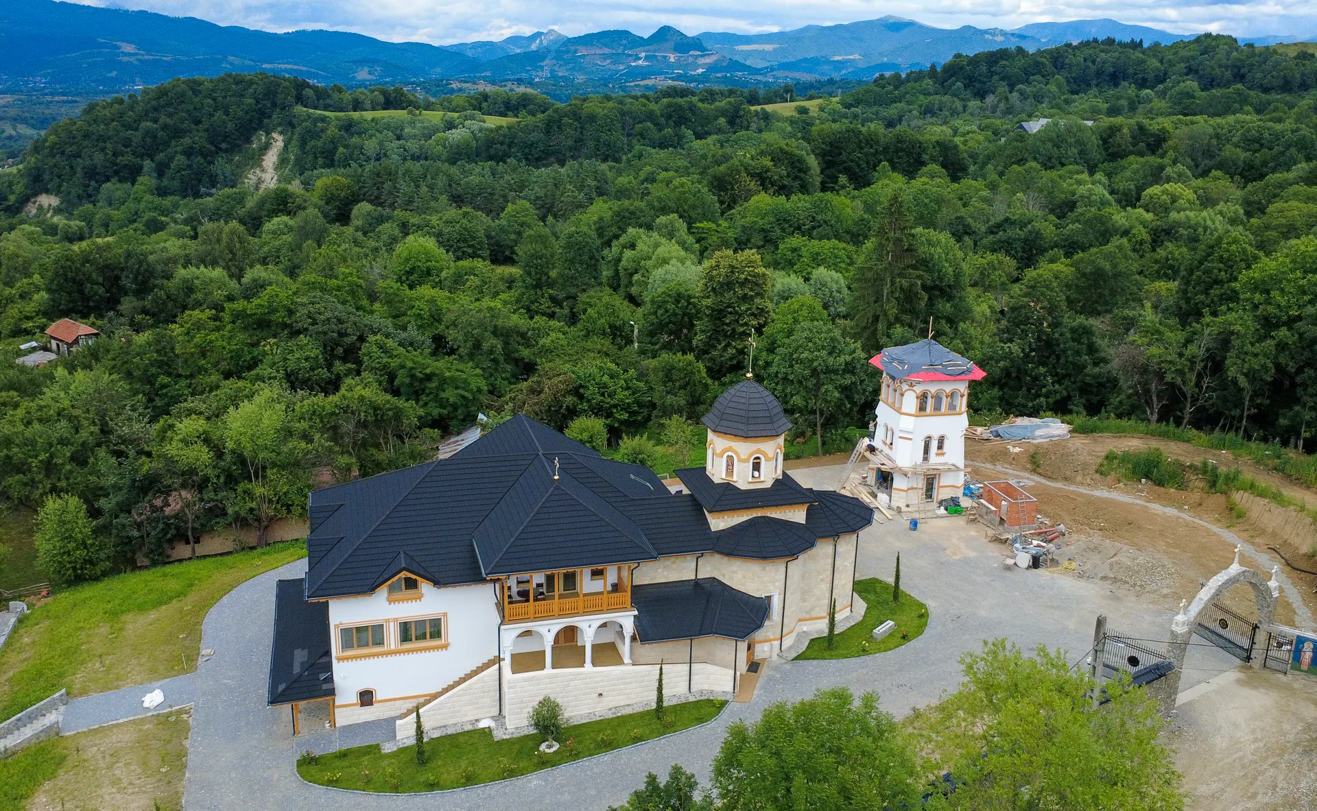 Ansamblul schitului vazut din drona cu panorama Campulungului