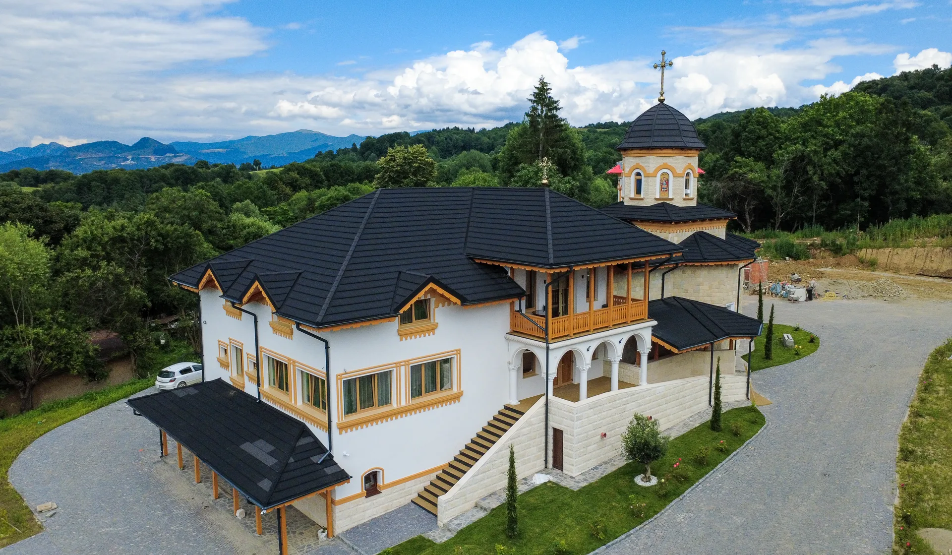 Vedere laterala cu corpul de chilii si biserica