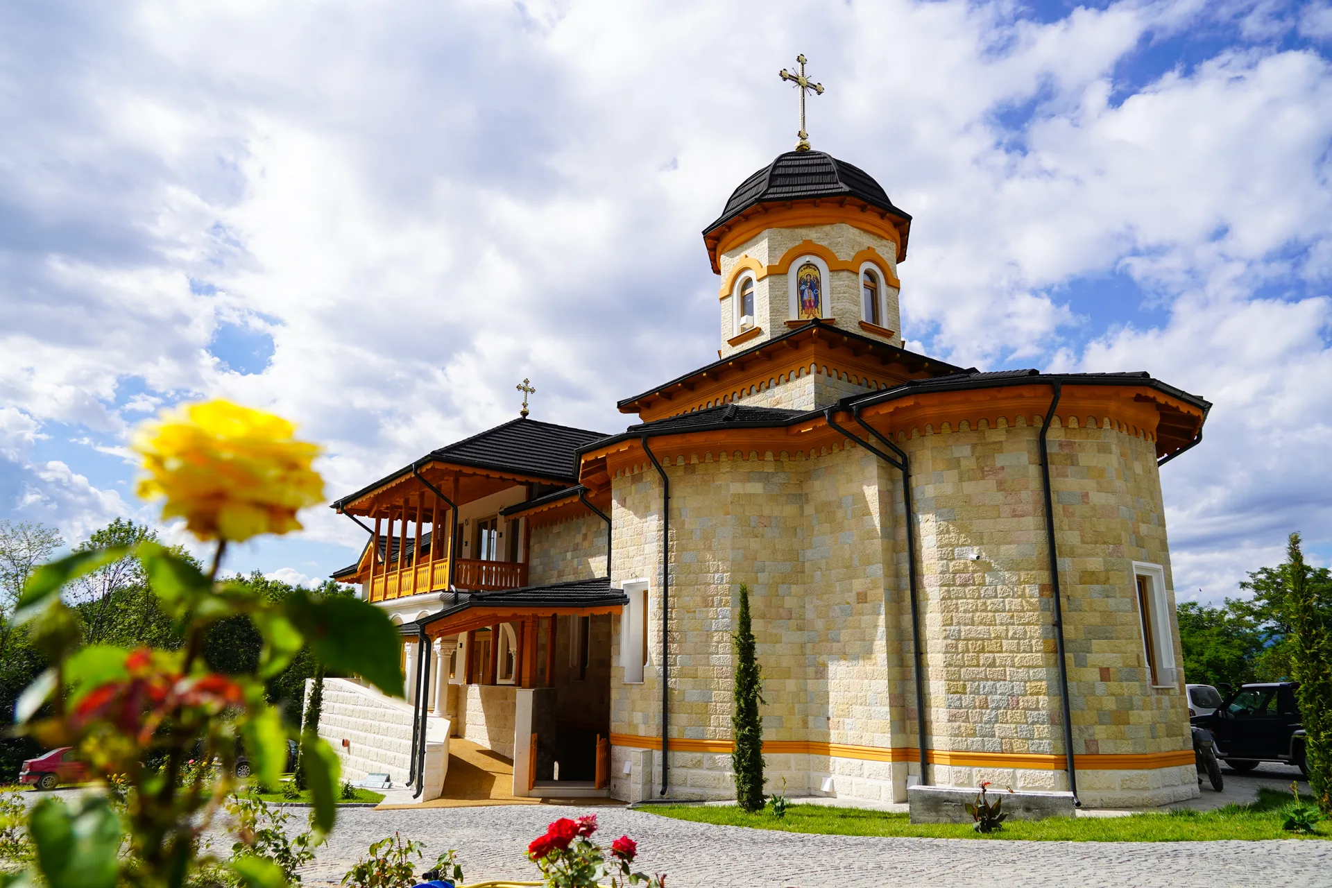Biserica cu trandafiri galbeni in prim plan