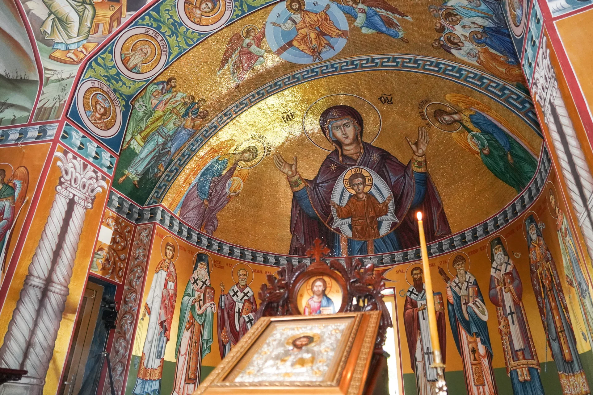 Altarul cu Maica Domnului Oranta pe fond de aur