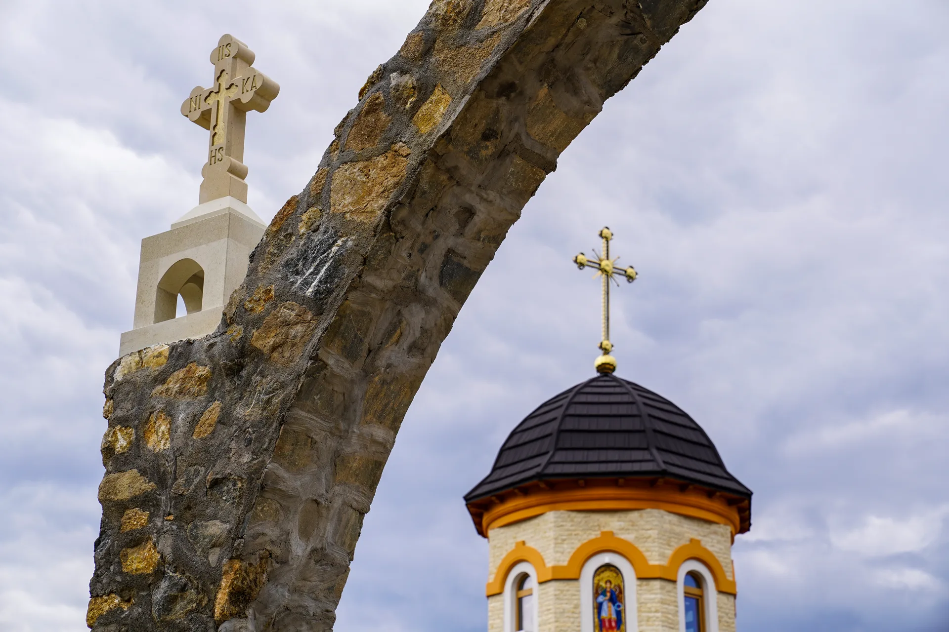 Crucea de piatra si turla bisericii