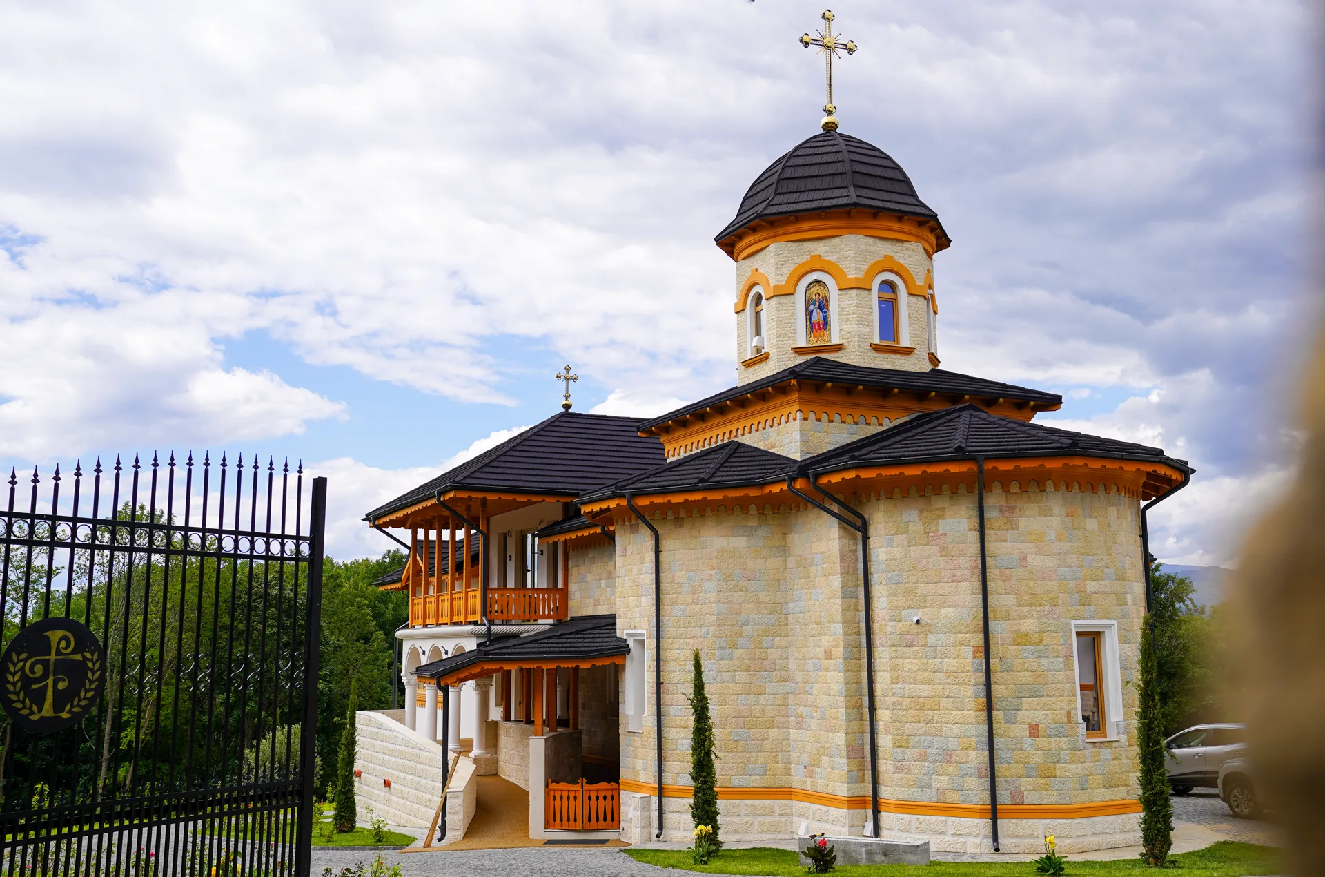 Fatada bisericii cu gard din fier forjat