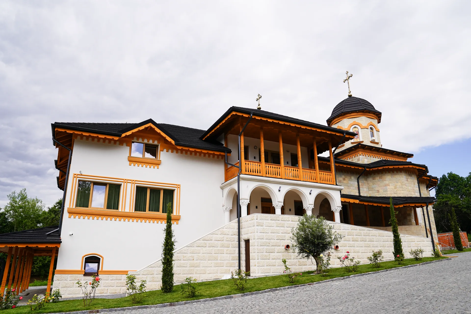 Ansamblul monahal vazut din fata