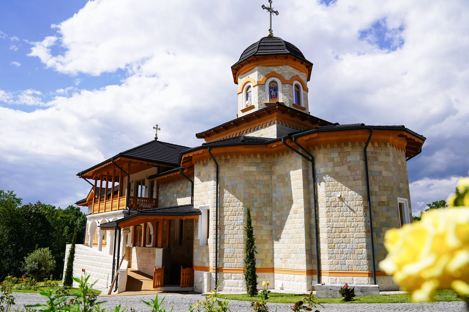 Biserica din piatra naturala cu turla si cruce